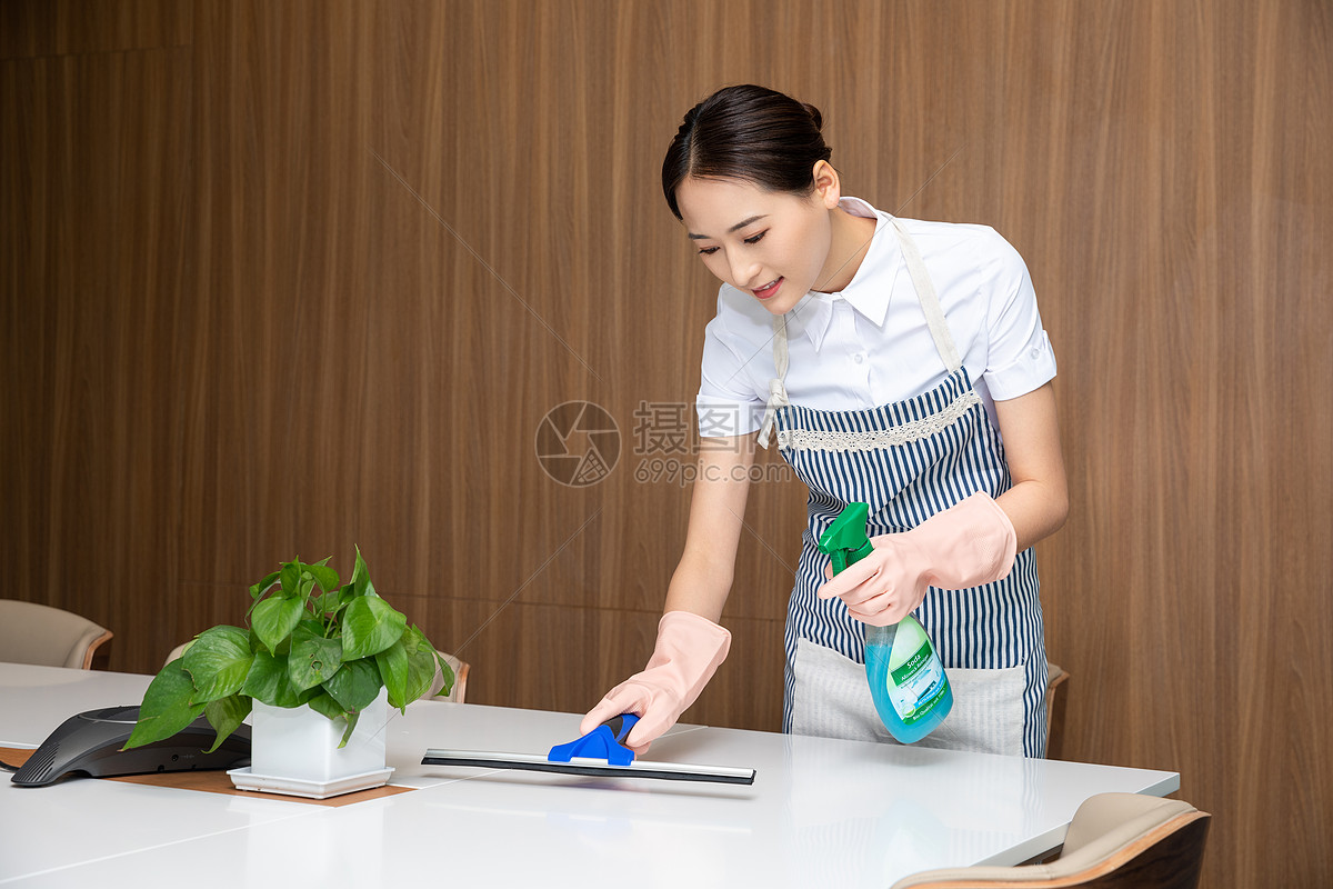 女子被家政偷走50瓶茅台两个多月后才发现？警方：偷了30多瓶嫌疑人已供认