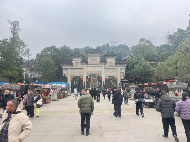爱体育网址大妈装走景区内“祈福钱”？回应：系保洁人员按规定上交公司(图2)