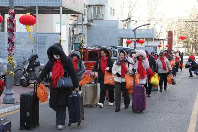 首批家政服务员“点对点”返岗复工专车抵京爱体育网址(图1)