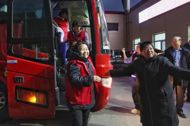 首批家政服务员“点对点”返岗复工专车抵京爱体育网址(图2)