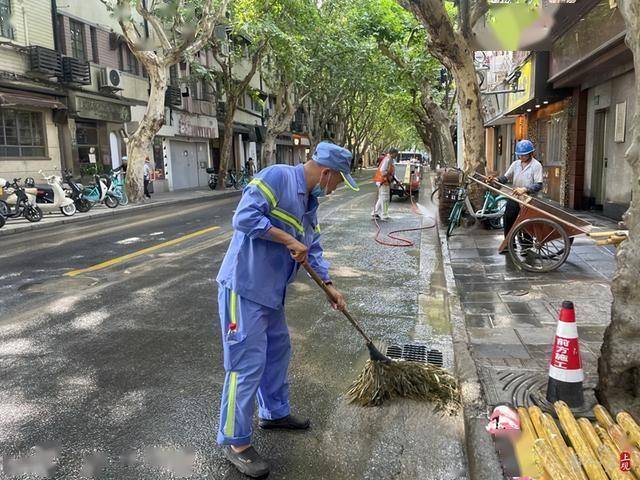 保洁阿姨在高校厕所休息吃饭大学生心酸：我爱体育平台们老了也会这样吗？(图1)