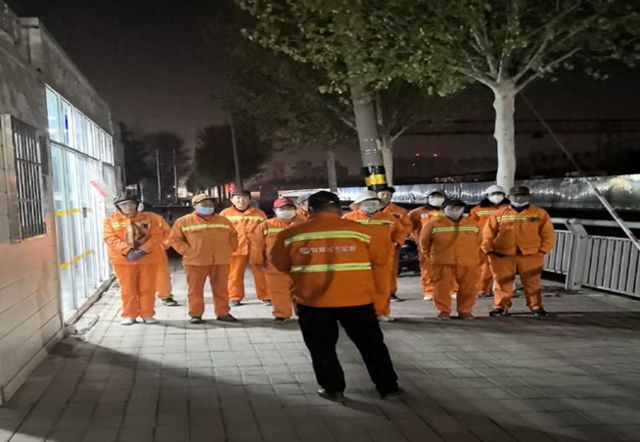 爱体育入口延时保洁全力清理祭祀残留 保障节日环境整洁(图1)