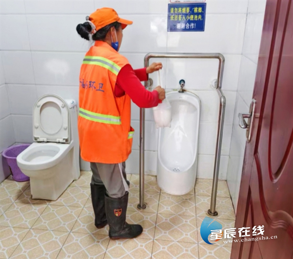 长沙开福区环卫中心推进公厕精细化维护 小细节里的民生大提升(图2)