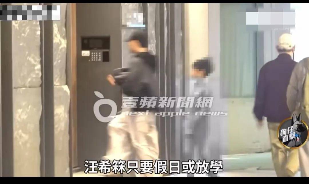 汪小菲御用保姆小杨阿姨直播间的神秘小伙是谁？长相酷似李易峰(图1)
