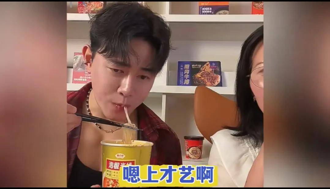 汪小菲御用保姆小杨阿姨直播间的神秘小伙是谁？长相酷似李易峰(图8)