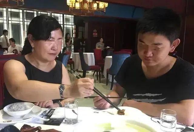 四川保姆抱走雇主孩子26年后又偷偷把孩子还回来生母懵了：那我养的又是谁的？(图3)