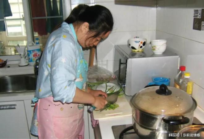 爱体育网址45岁女保姆坦言：雇主给我8000元却要求我每天给他洗脚我心酸(图1)