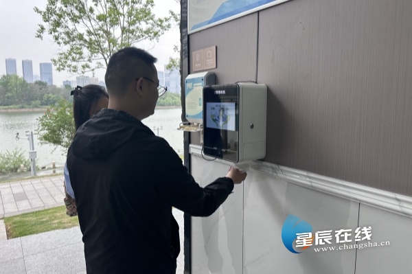 从“方便之处”体现文明高度 长沙公厕保洁专项行动打造民生“微幸福”(图2)