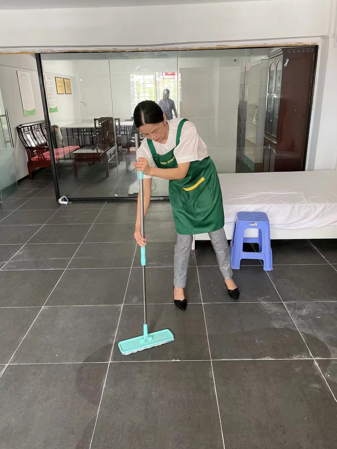 给钢铁保姆多一点耐心