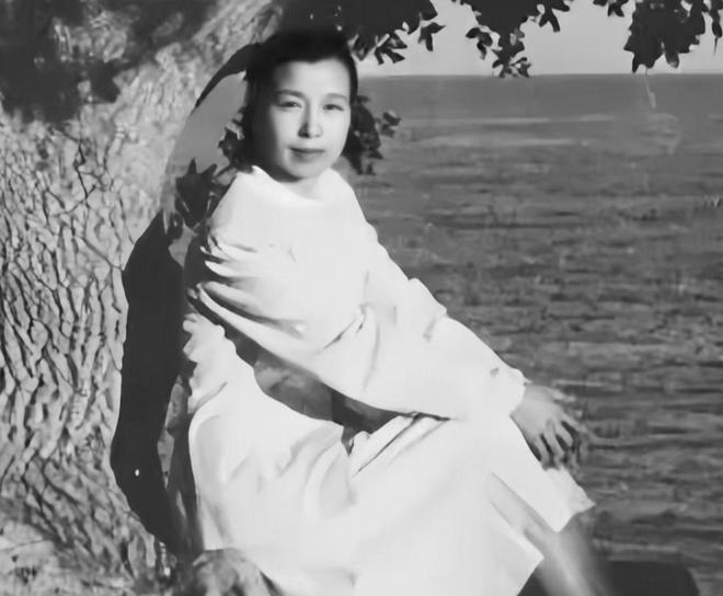爱体育下载与保姆间的恩怨：对她过往“黑历 史”一清二楚成她的祸根(图2)